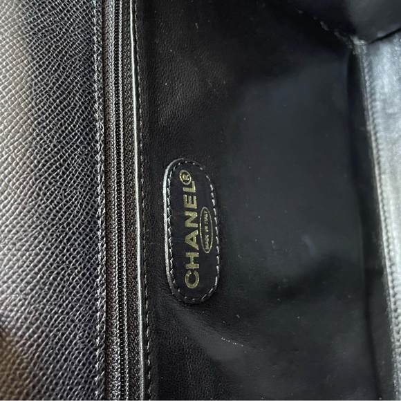 Vintage Chanel Classic Black Shoulder Bag with Gold Accents - Picture 8 of 15